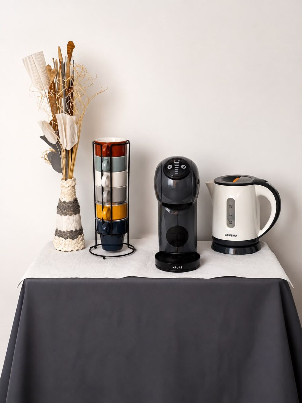Coin café avec machine à café et bouilloire à disposition des participants