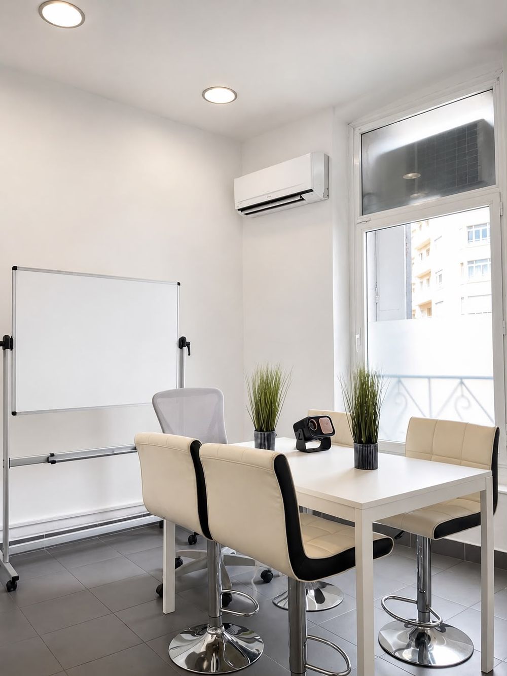 Salle de réunion équipée à Marseille 6ème avec climatisation, table et tableau blanc