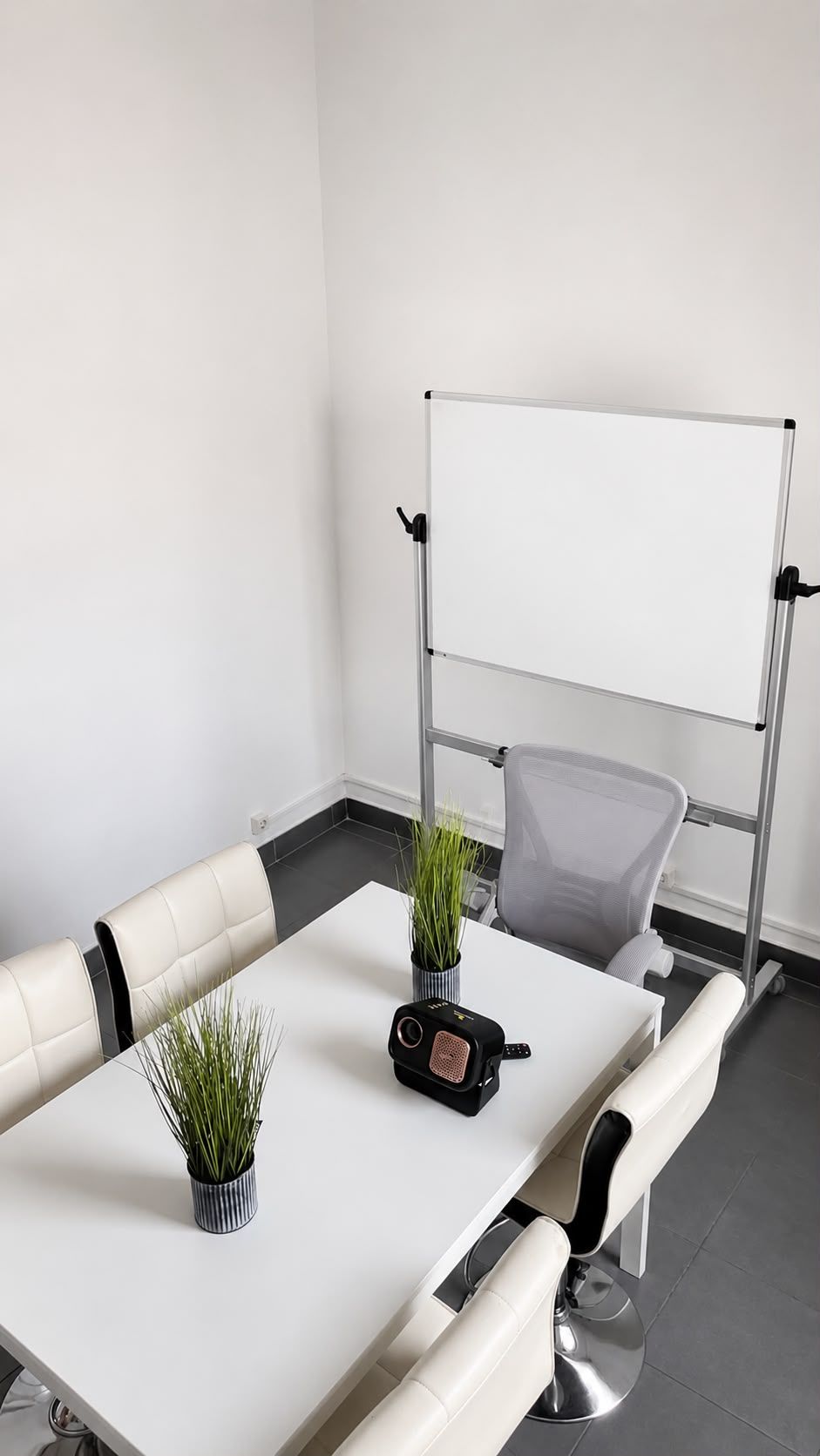 Tableau blanc mobile et fauteuil ergonomique dans la salle de réunion à Marseille